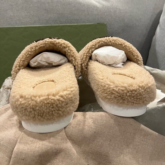 NEW in box. Gucci GG beige shearling fur platform slides - Picture 10 of 11
